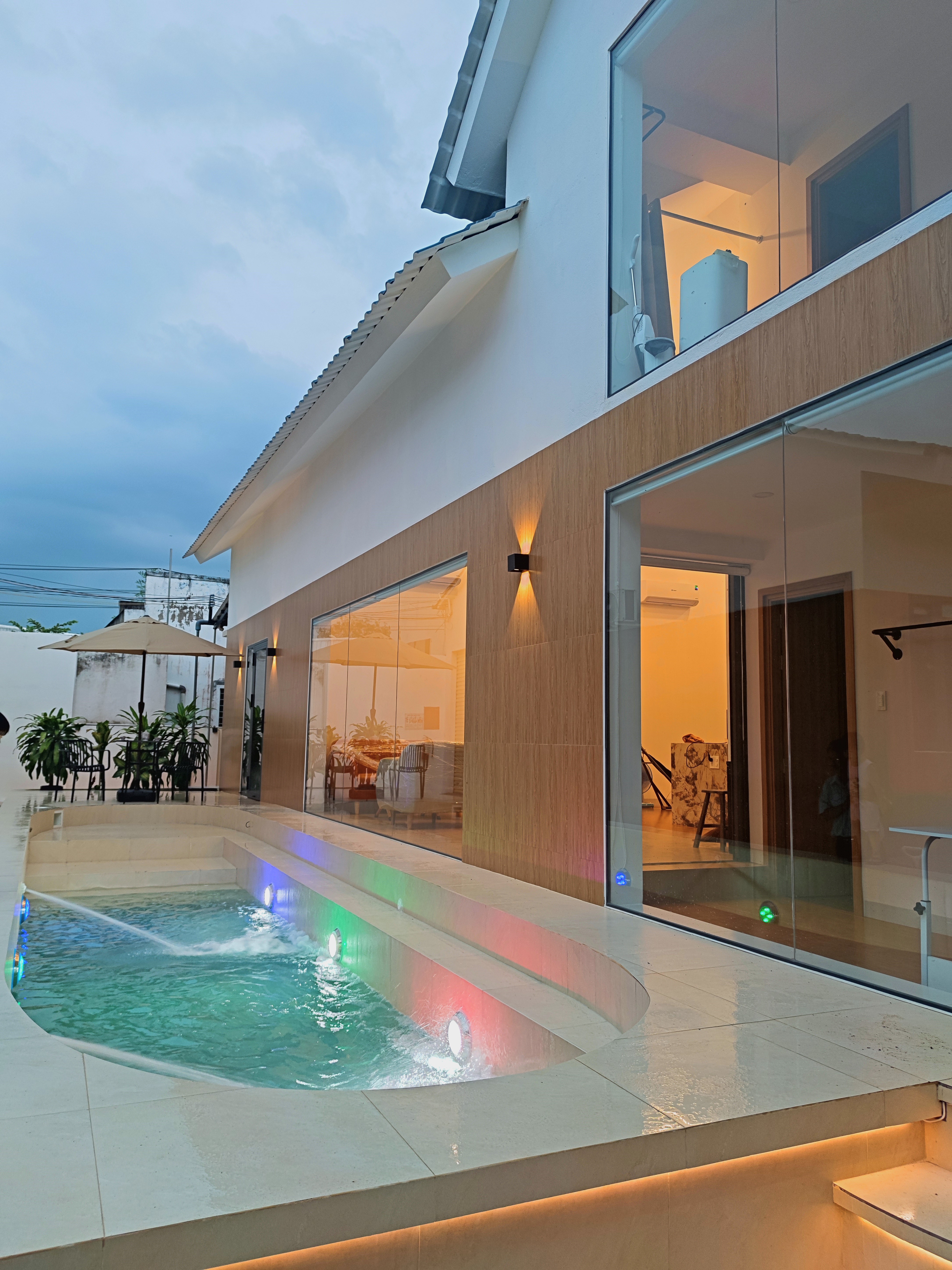 Toàn cảnh homestay nguyên căn Go Cong Hideaway với thiết kế hiện đại, hồ bơi riêng và không gian nghỉ dưỡng thoáng mát tại Gò Công.