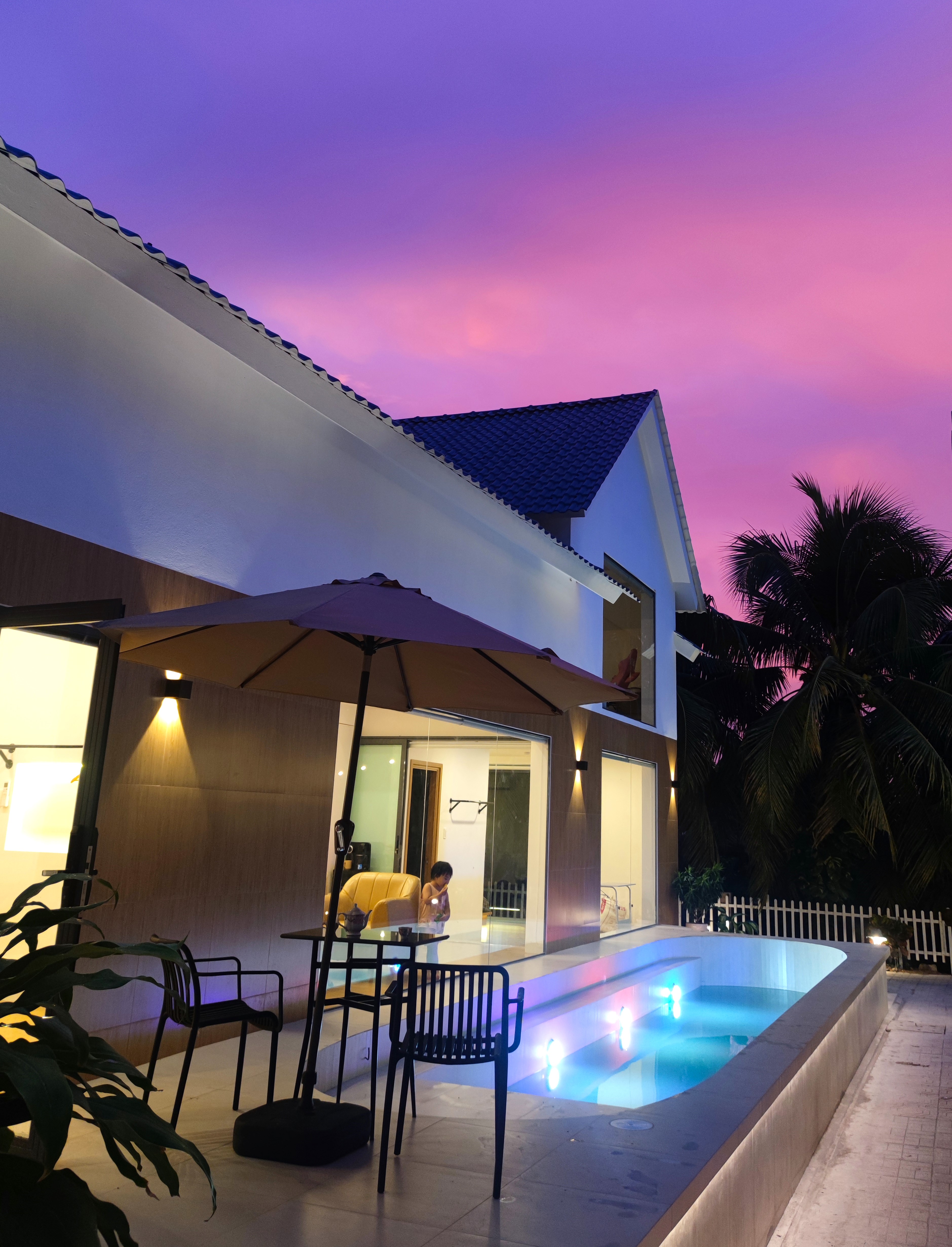 Go Cong Hideaway lung linh về đêm, không gian homestay nguyên căn ấm cúng, thích hợp nghỉ dưỡng cùng gia đình và bạn bè.