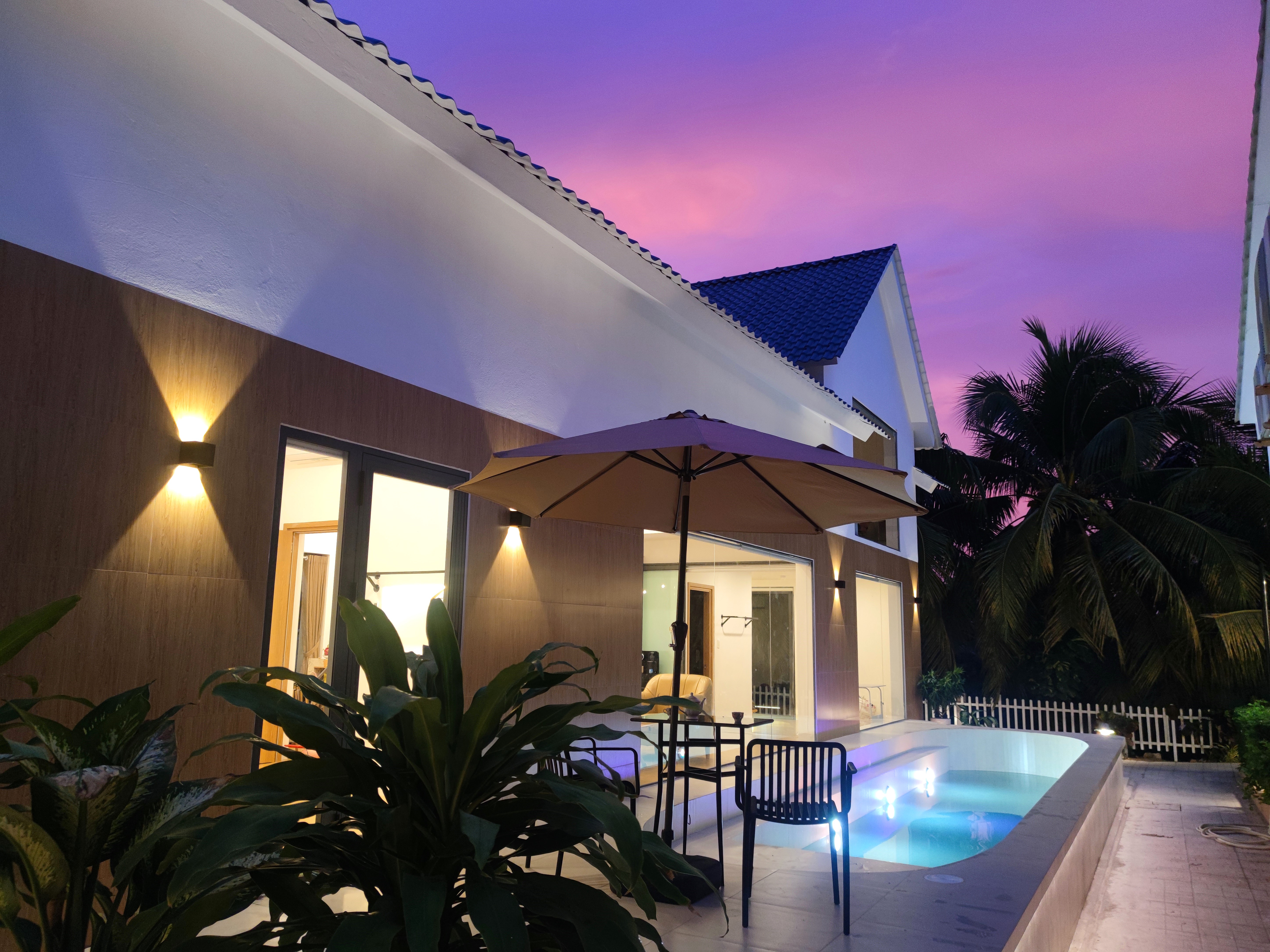 Homestay Gò Công có hồ bơi riêng, nổi bật với ánh đèn buổi tối và khuôn viên xanh mát, yên tĩnh.