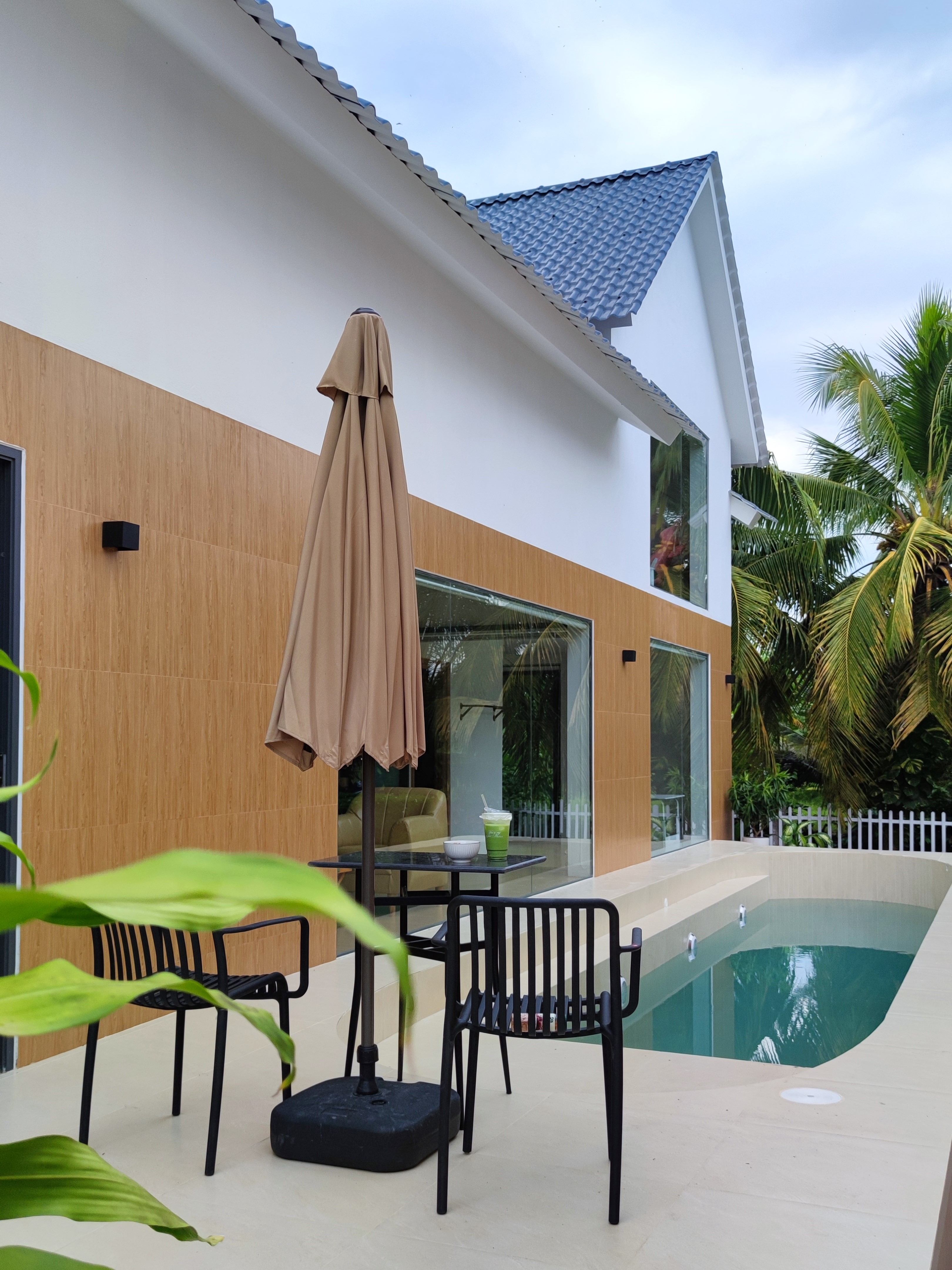 Kiến trúc hiện đại của Go Cong Hideaway, homestay nguyên căn tại Gò Công với sân vườn xanh và không gian riêng tư.
