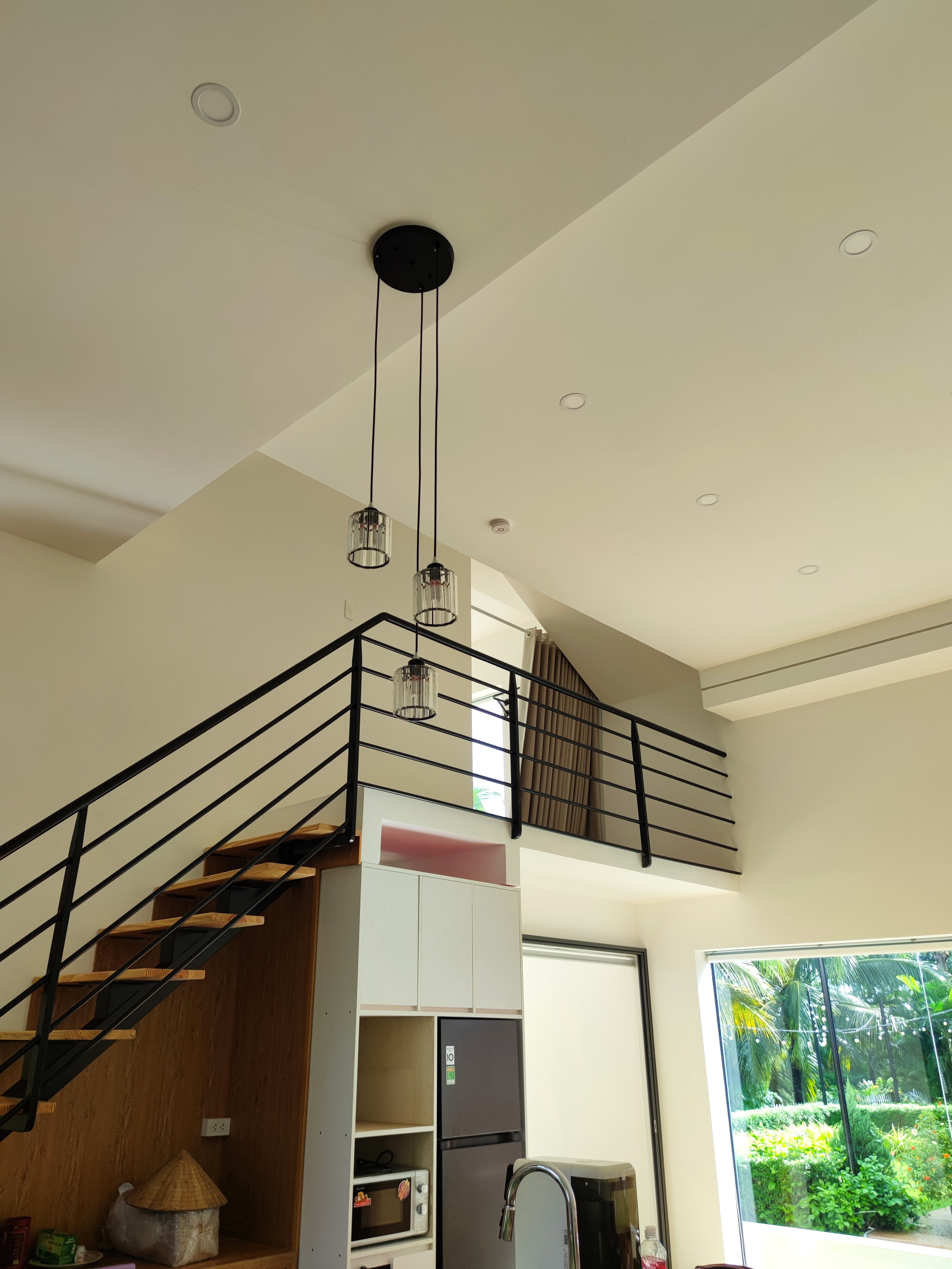 Không gian bên trong homestay Go Cong Hideaway với cầu thang thiết kế hiện đại, nội thất tối giản và thoáng đãng.