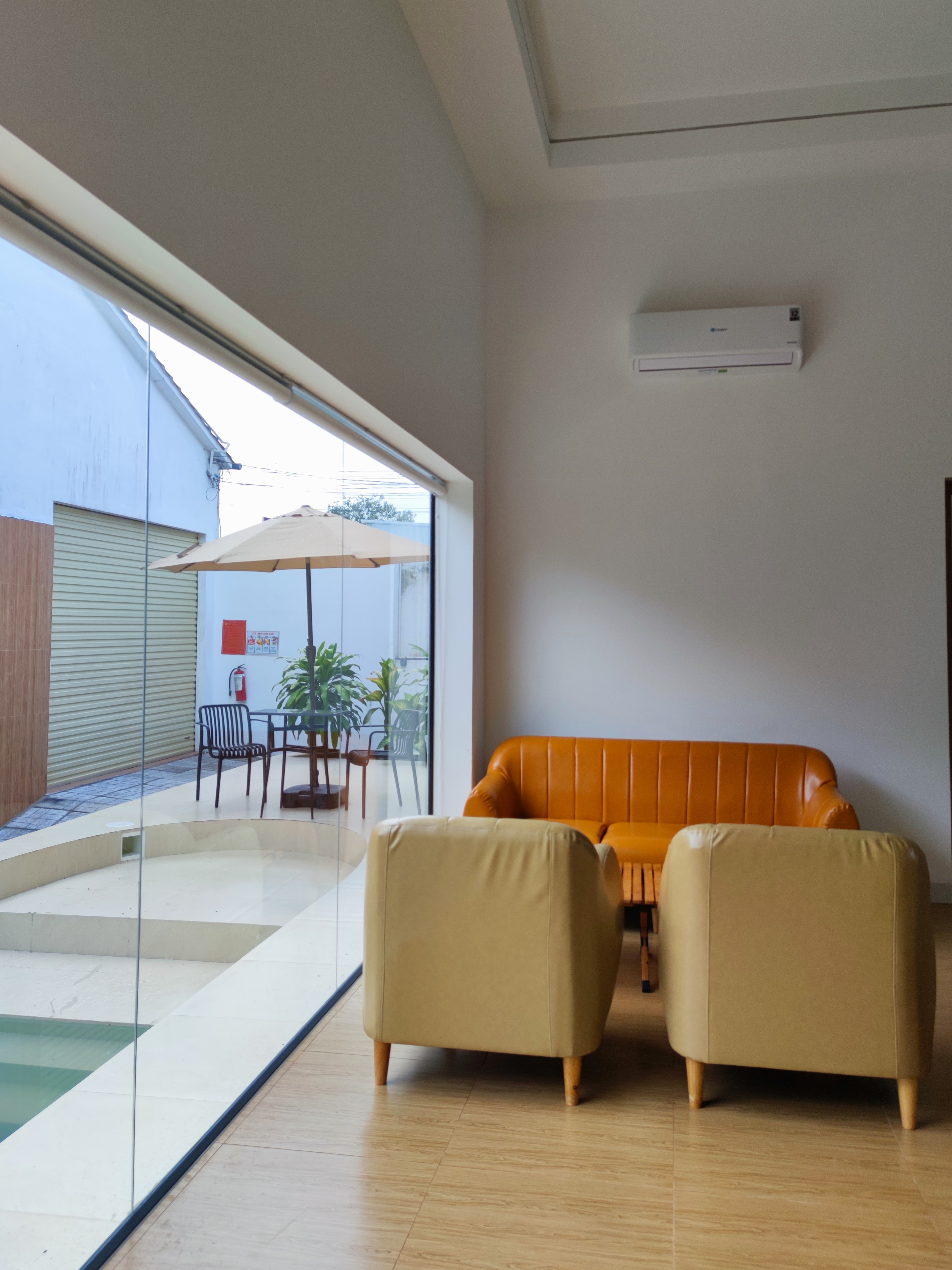 Phòng khách sáng sủa tại Go Cong Hideaway với nội thất tiện nghi, phù hợp cho kỳ nghỉ thư giãn gần Sài Gòn.
