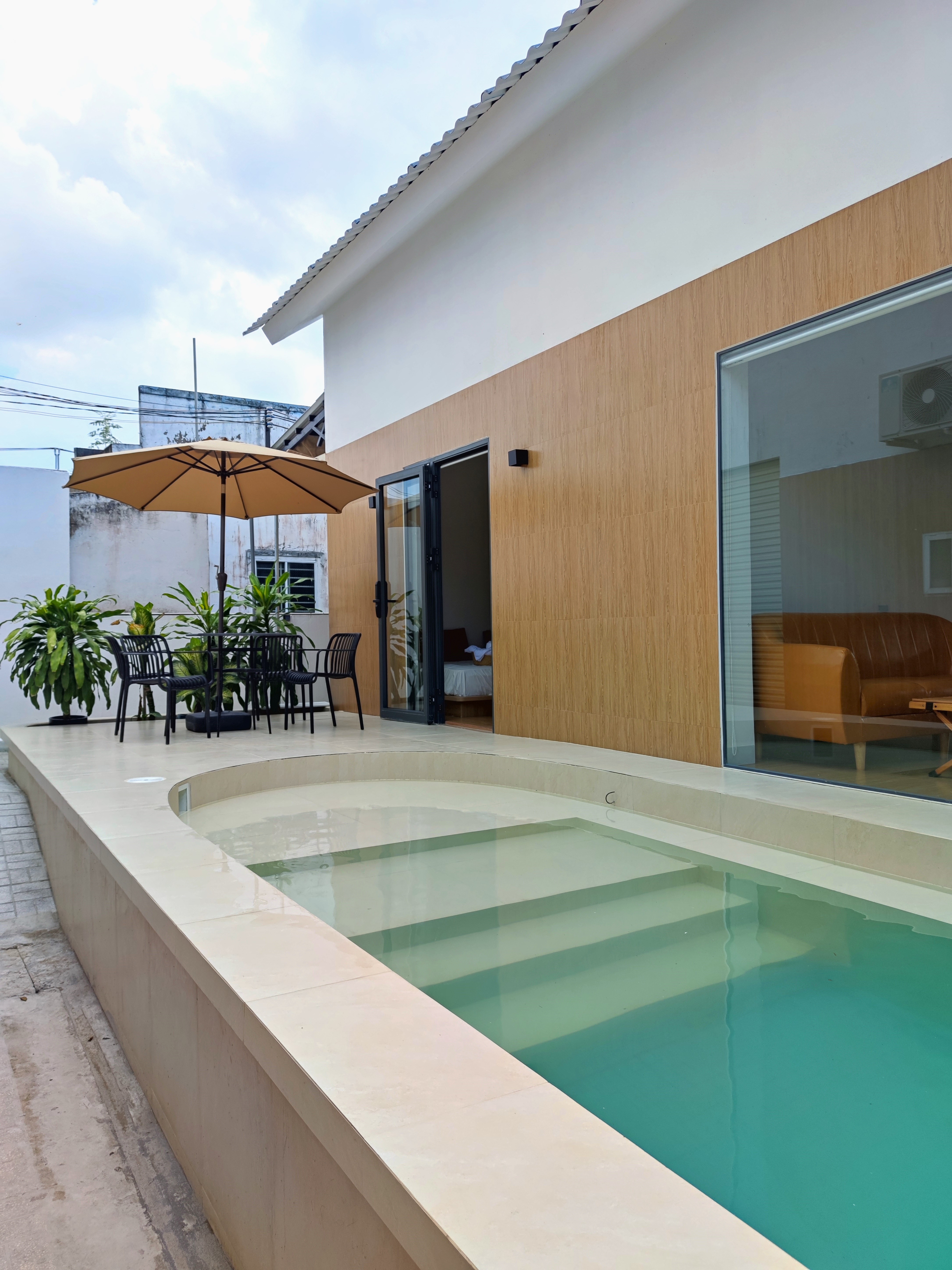 Hồ bơi riêng tại homestay nguyên căn Go Cong Hideaway, không gian thư giãn ngoài trời dành cho gia đình và nhóm bạn.