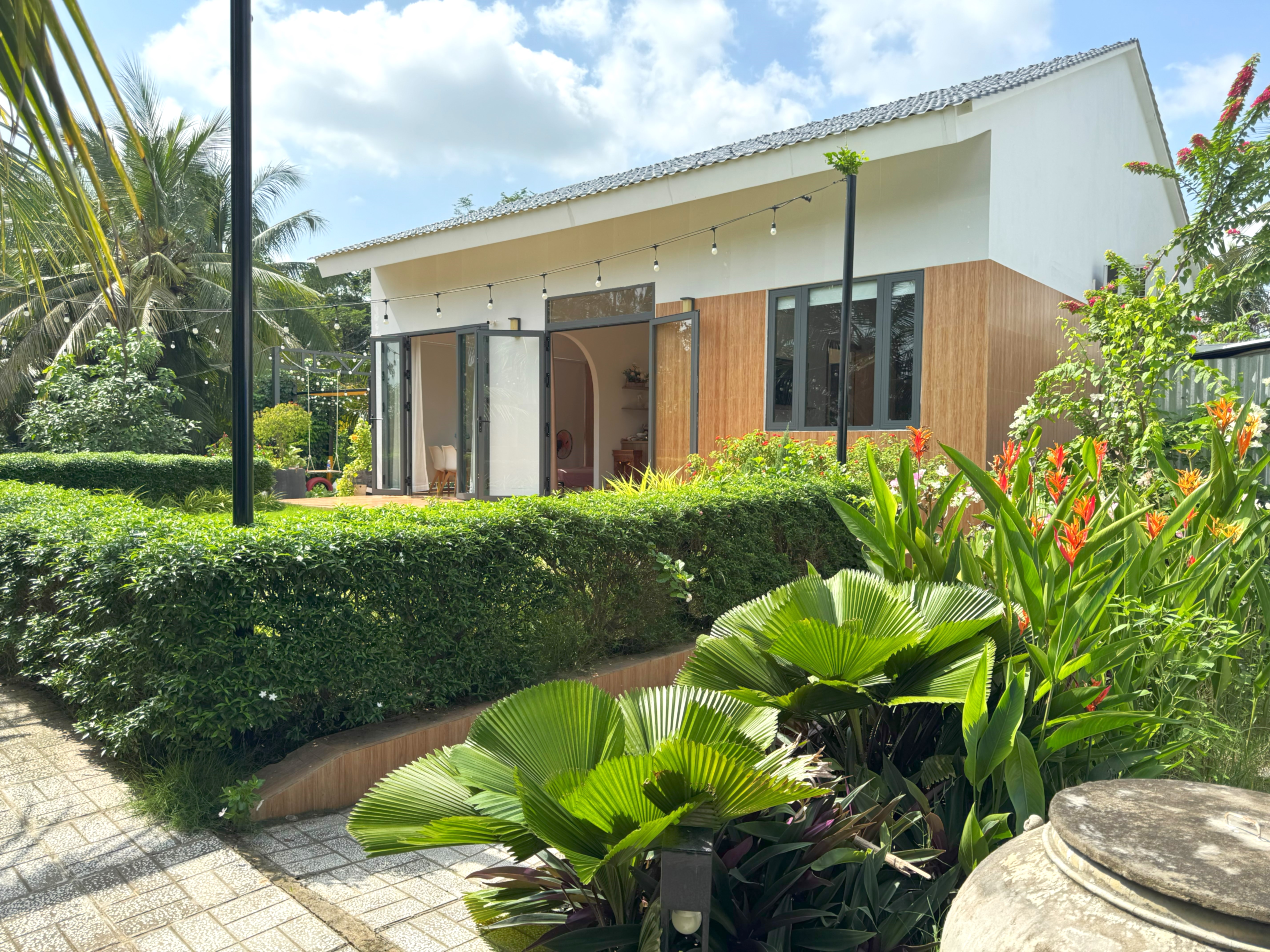 Nếp nhà Go Cong Hideaway lấp ló sau rặng cây