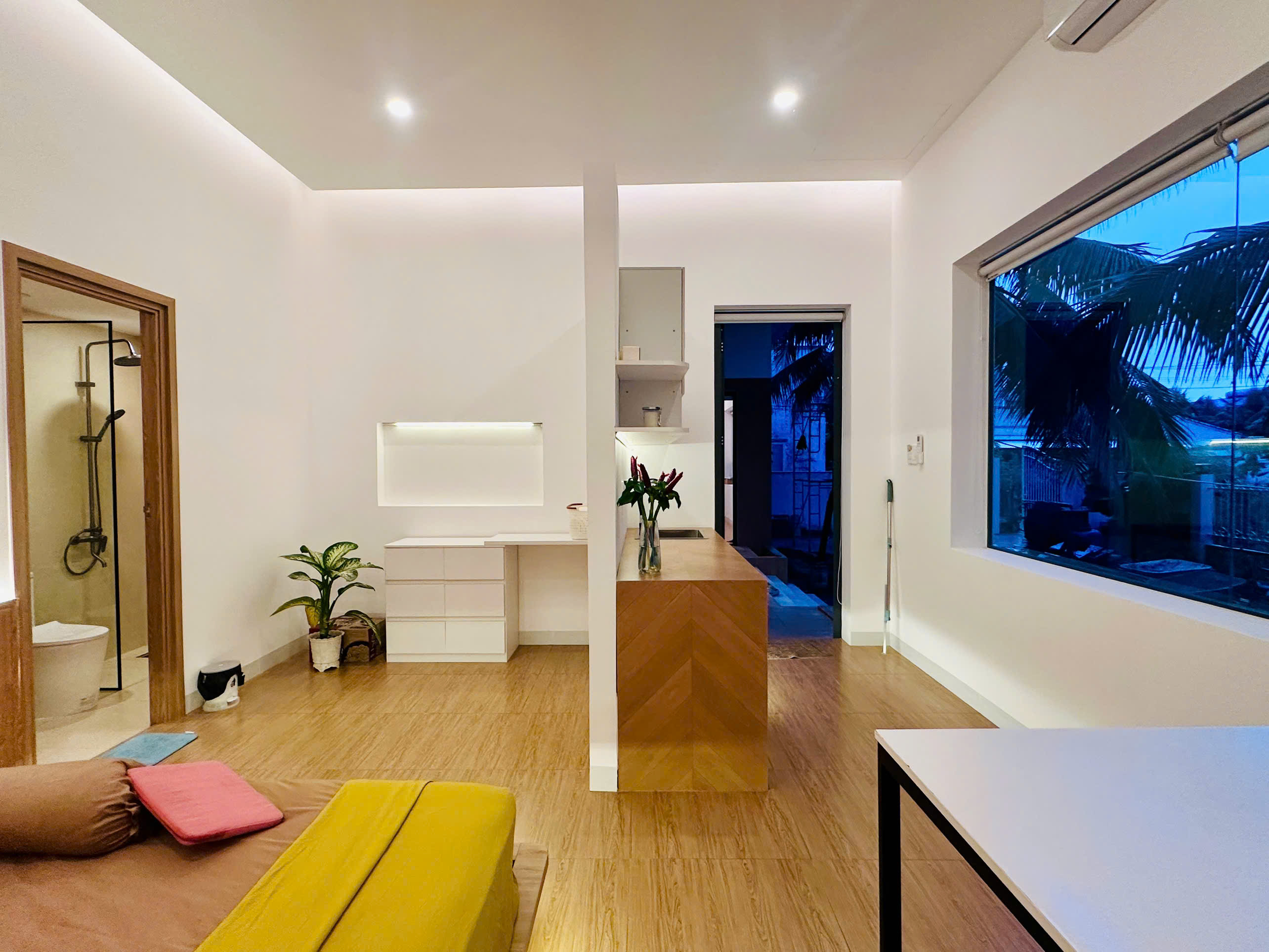 View sân vườn từ Sunny Room