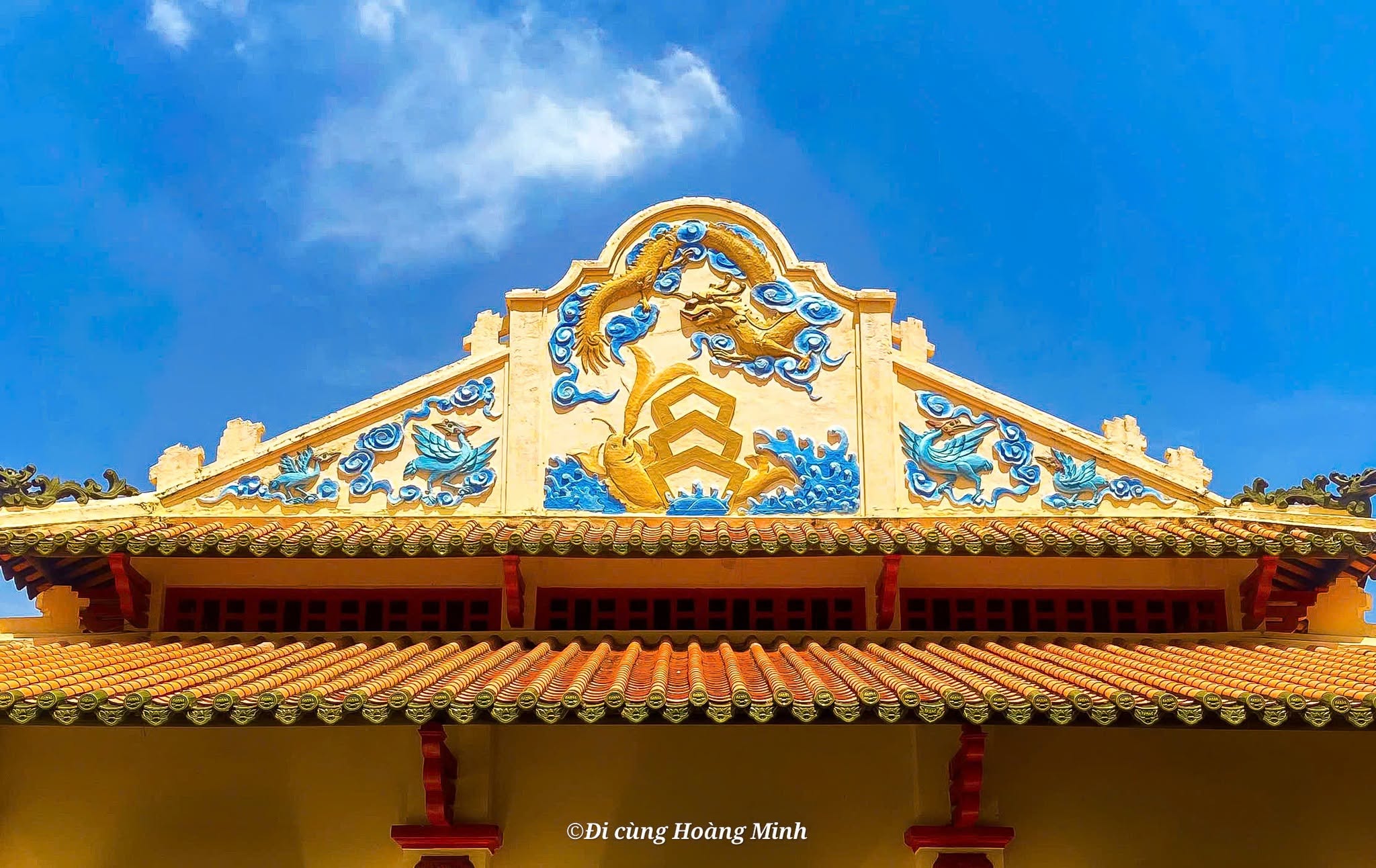 Chạm khắc trên nóc tòa chánh điện tại Đình Trung