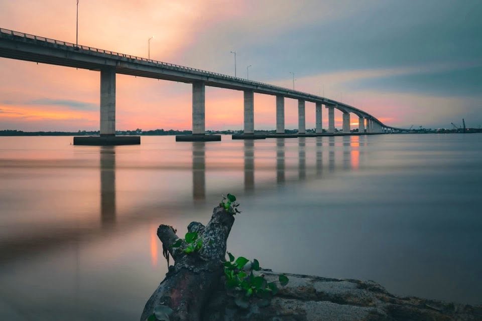 Cầu Mỹ Lợi vào thời điểm chiều tà