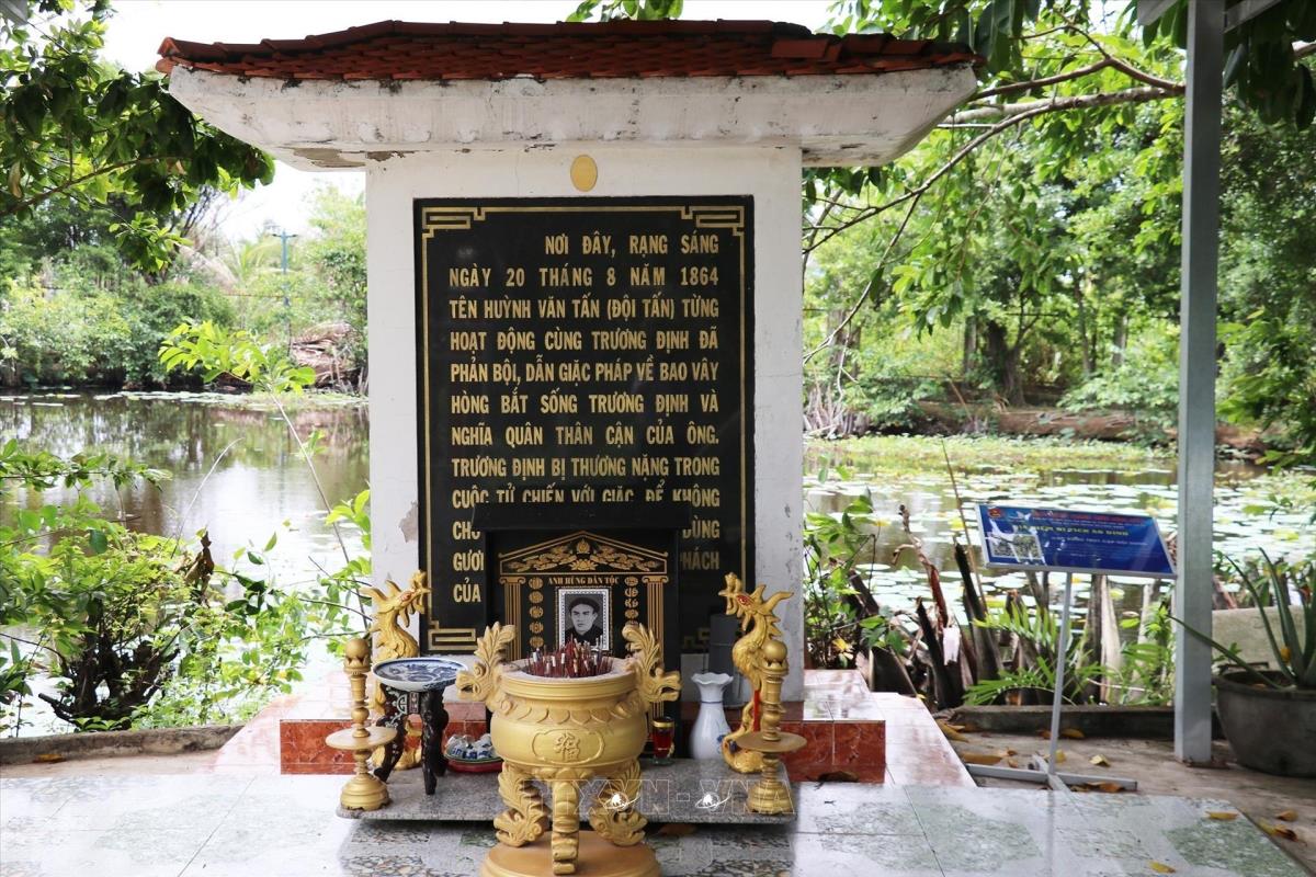 Di tích lịch sử Ao Dinh