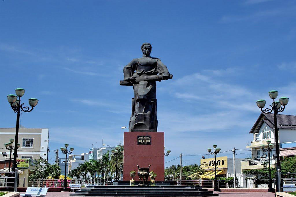 Tượng đài anh hùng dân tộc Trương Định