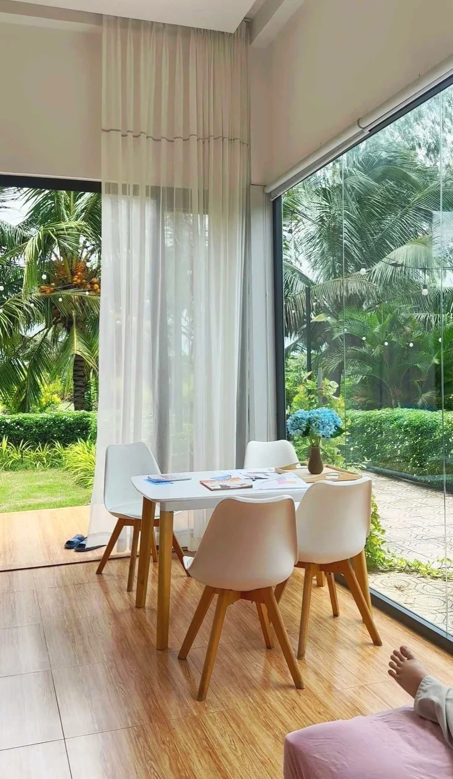 View sân vườn từ Garden Family Room