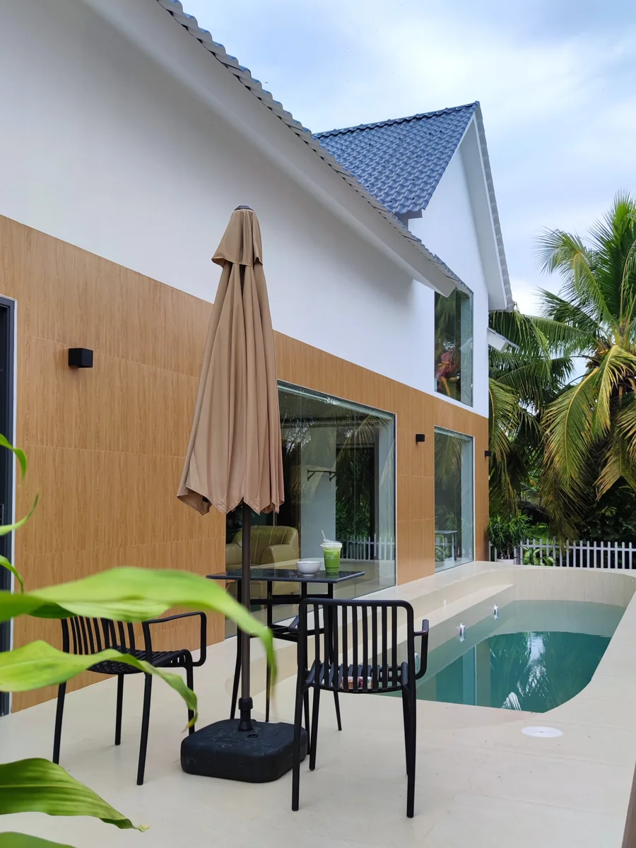 Kiến trúc hiện đại của Go Cong Hideaway, homestay nguyên căn tại Gò Công với sân vườn xanh và không gian riêng tư.