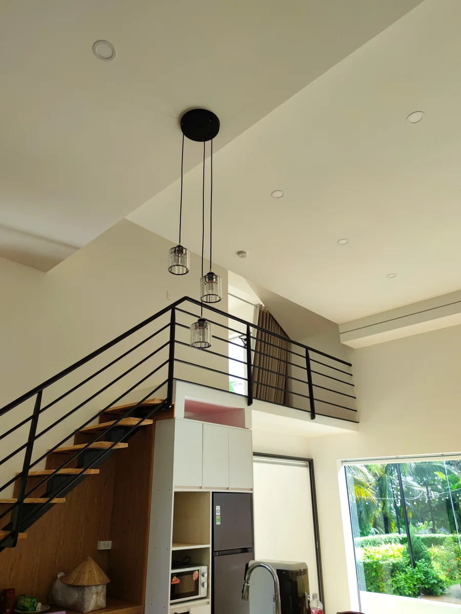 Không gian bên trong homestay Go Cong Hideaway với cầu thang thiết kế hiện đại, nội thất tối giản và thoáng đãng.